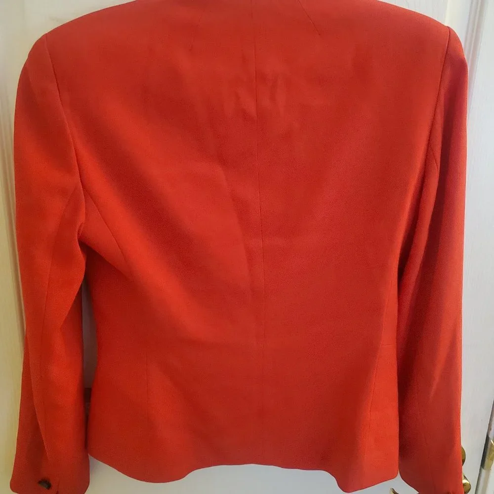 Dior red button